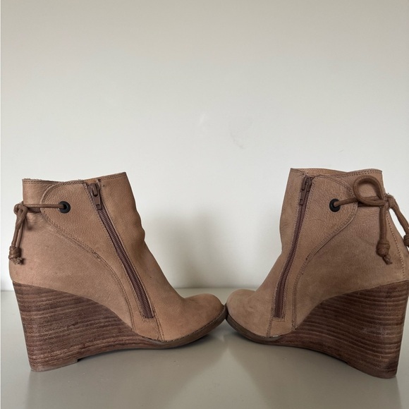 Lucky Brand 8.5 wedge leather booties - Picture 3 of 7